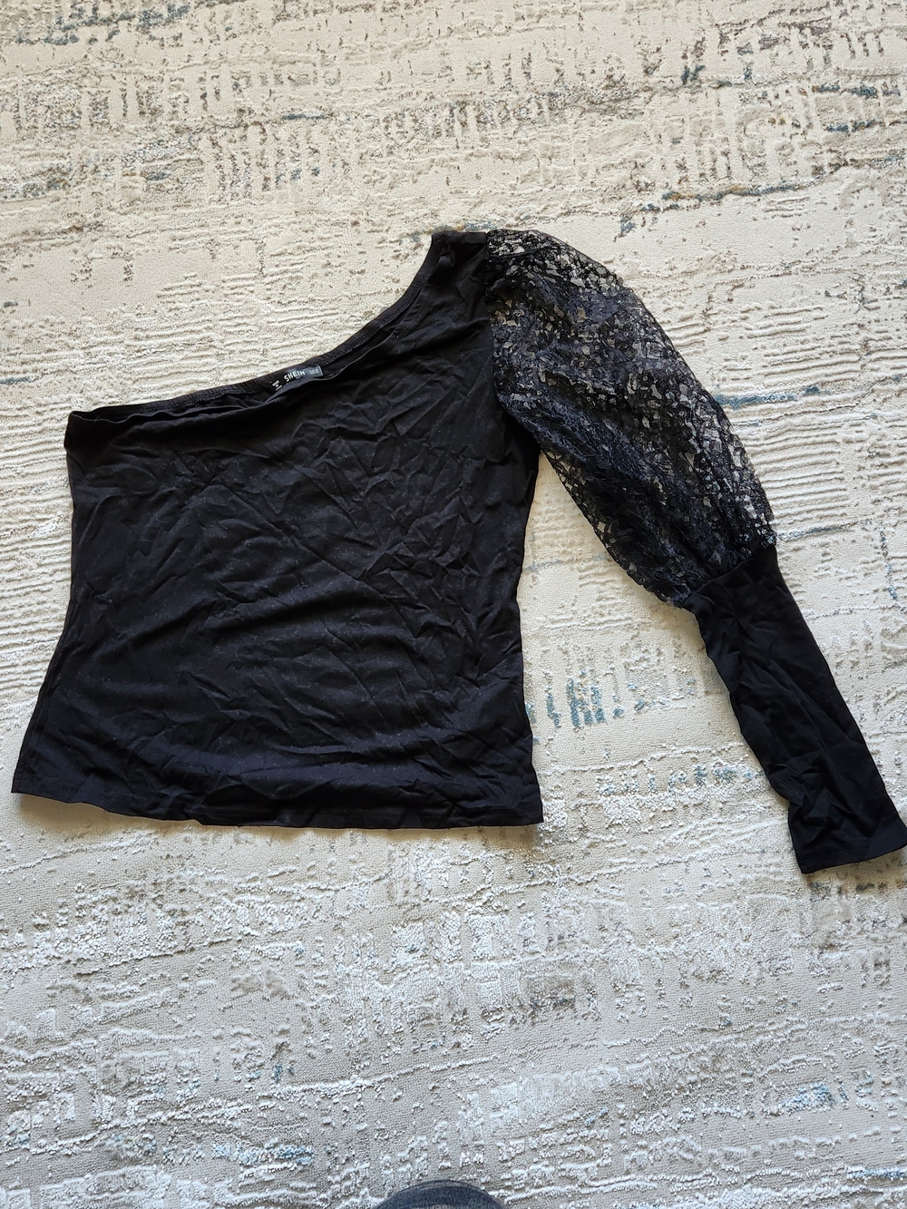 SHEIN Black One-Shoulder Crop Top with Lace Puff Sleeve